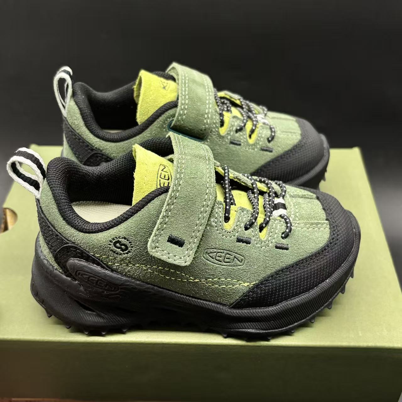 Children's shoes child